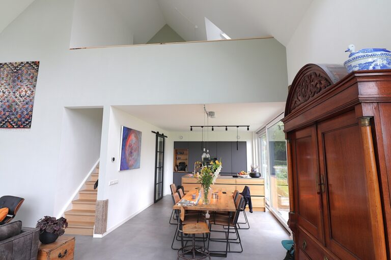 Ruime woonkeuken met vide en houten trap